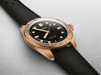 Divers Sixty-Five Date 01733777131540741918BR